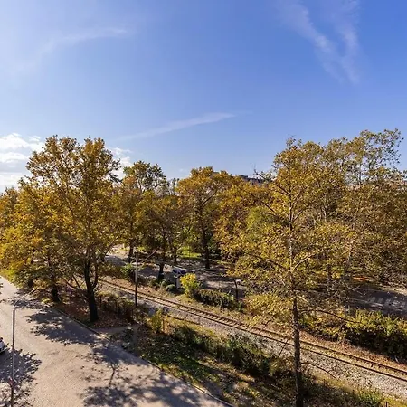 Warm And Spacious 1br - Brownie