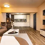 Warm And Spacious 1br - Brownie Apartment