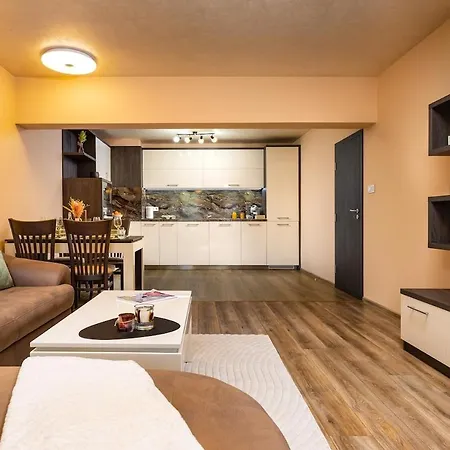 Warm And Spacious 1br - Brownie Apartment