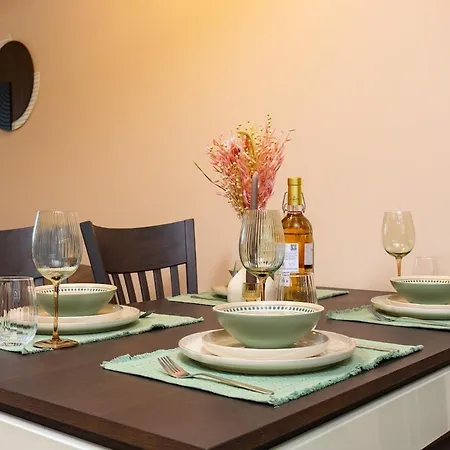 Warm And Spacious 1br - Brownie Apartment