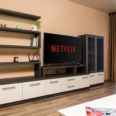 Warm And Spacious 1br - Brownie Apartment