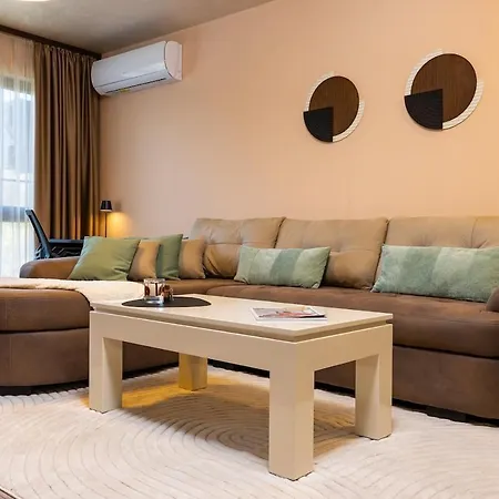Warm And Spacious 1br - Brownie Apartment *