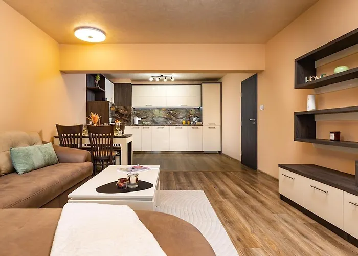 Warm And Spacious 1br - Brownie Apartment