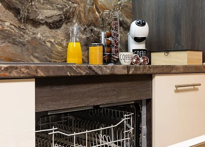 Warm And Spacious 1br - Brownie Apartment *