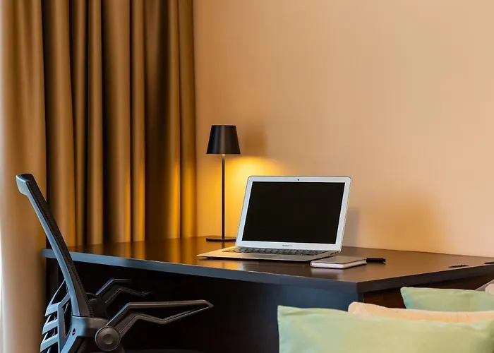 Warm And Spacious 1br - Brownie Apartment *