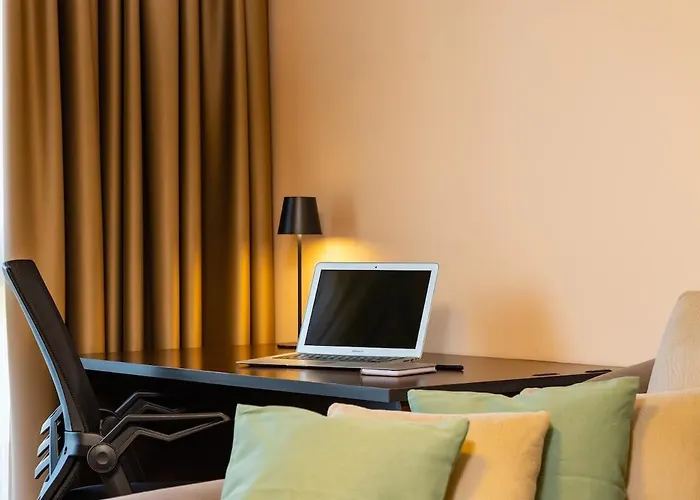 Warm And Spacious 1br - Brownie Apartment *