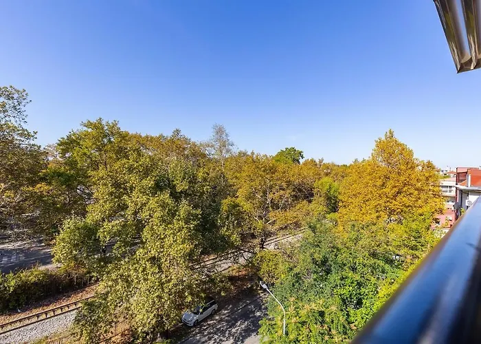 Warm And Spacious 1br - Brownie Apartment