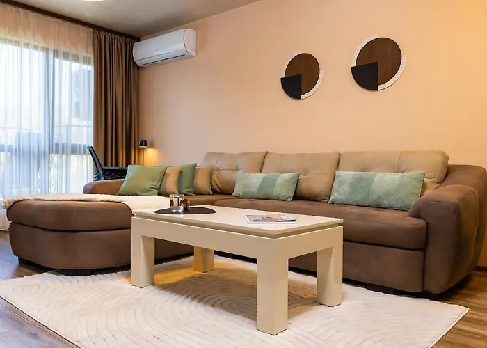 Warm And Spacious 1br - Brownie Apartment *